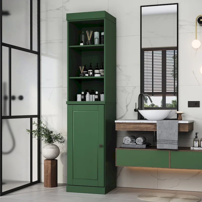 Armoire haute en bois massif avec étagères réglables et portes à panneaux surélevés