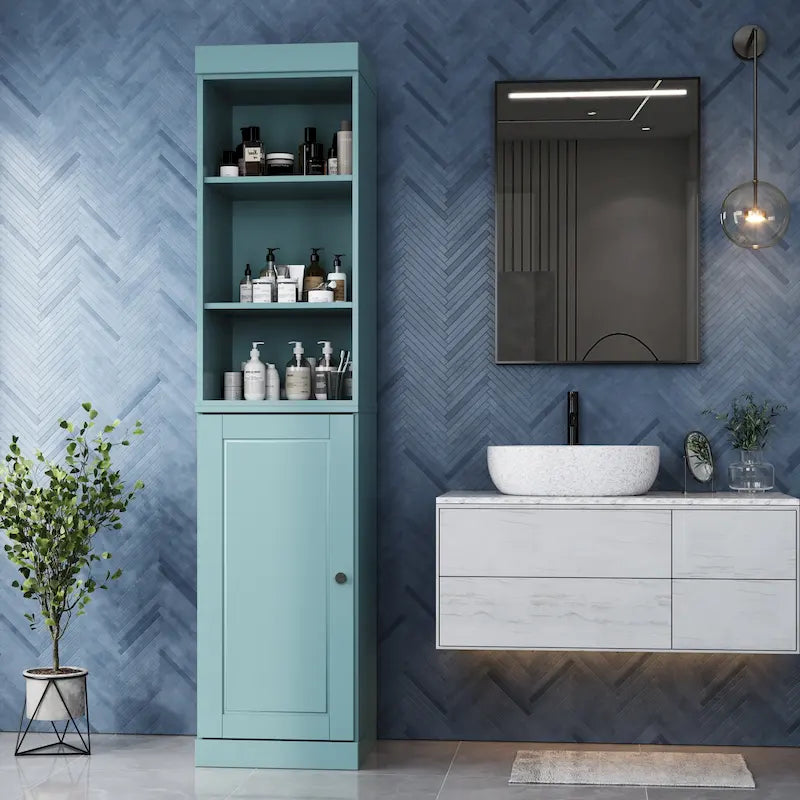 Armoire haute en bois massif avec étagères réglables et portes à panneaux surélevés