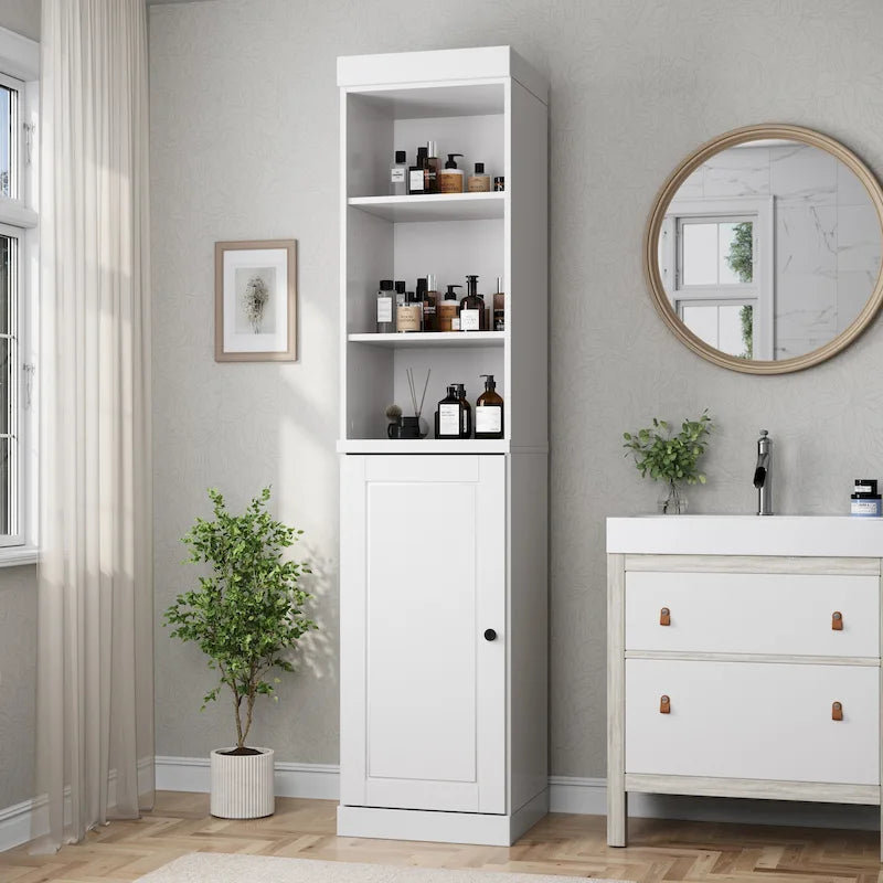 Armoire haute en bois massif avec étagères réglables et portes à panneaux surélevés