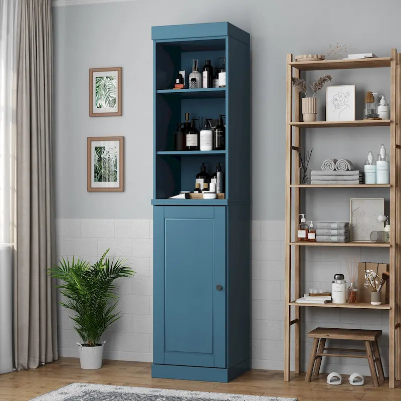 Armoire haute en bois massif avec étagères réglables et portes à panneaux surélevés