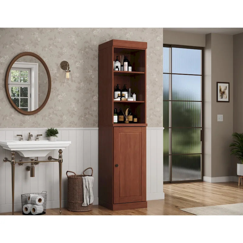 Armoire haute en bois massif avec étagères réglables et portes à panneaux surélevés