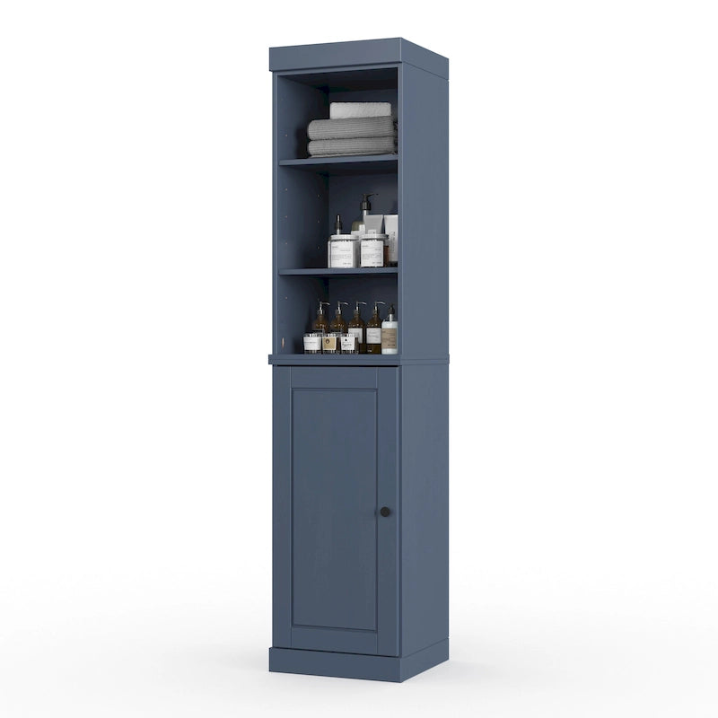 Armoire haute en bois massif avec étagères réglables et portes à panneaux surélevés