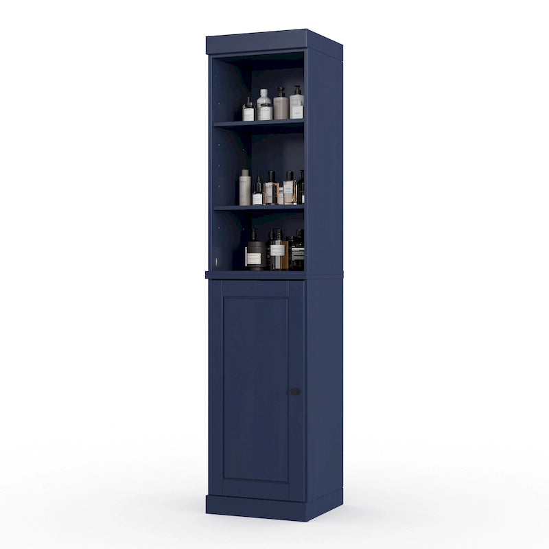 Armoire haute en bois massif avec étagères réglables et portes à panneaux surélevés