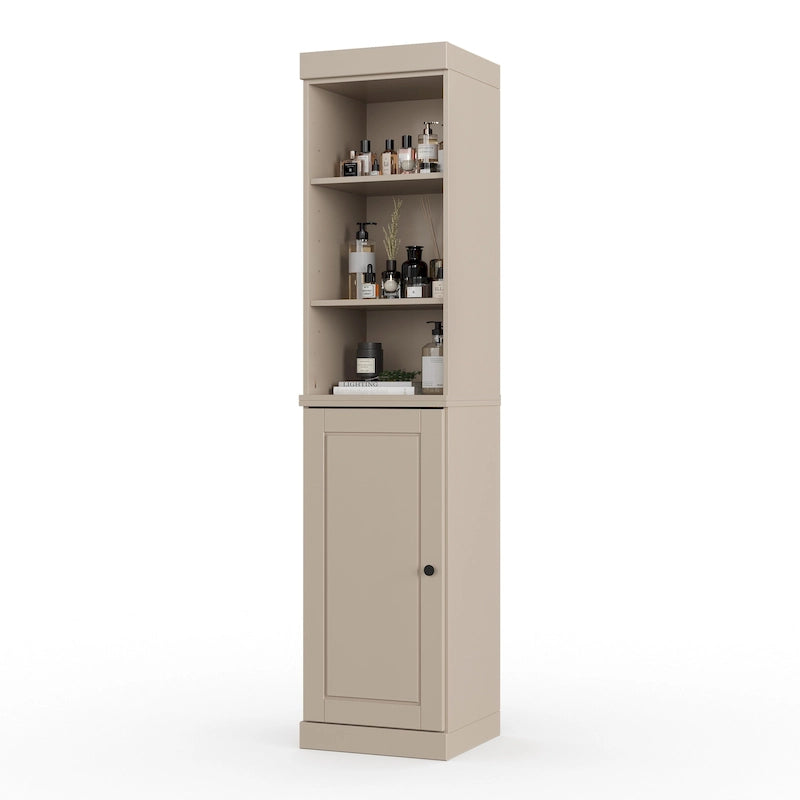 Armoire haute en bois massif avec étagères réglables et portes à panneaux surélevés