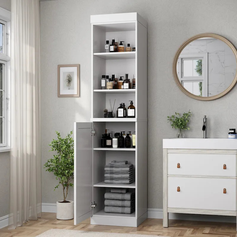 Armoire haute en bois massif avec étagères réglables et portes à panneaux surélevés