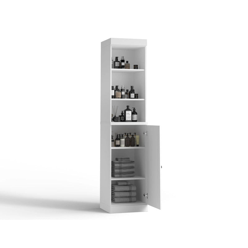 Armoire haute en bois massif avec étagères réglables et portes à panneaux surélevés