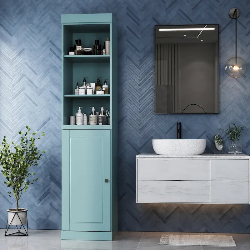 Armoire haute en bois massif avec étagères réglables et portes à panneaux surélevés
