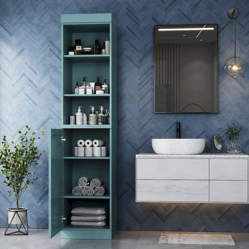 Armoire haute en bois massif avec étagères réglables et portes à panneaux surélevés