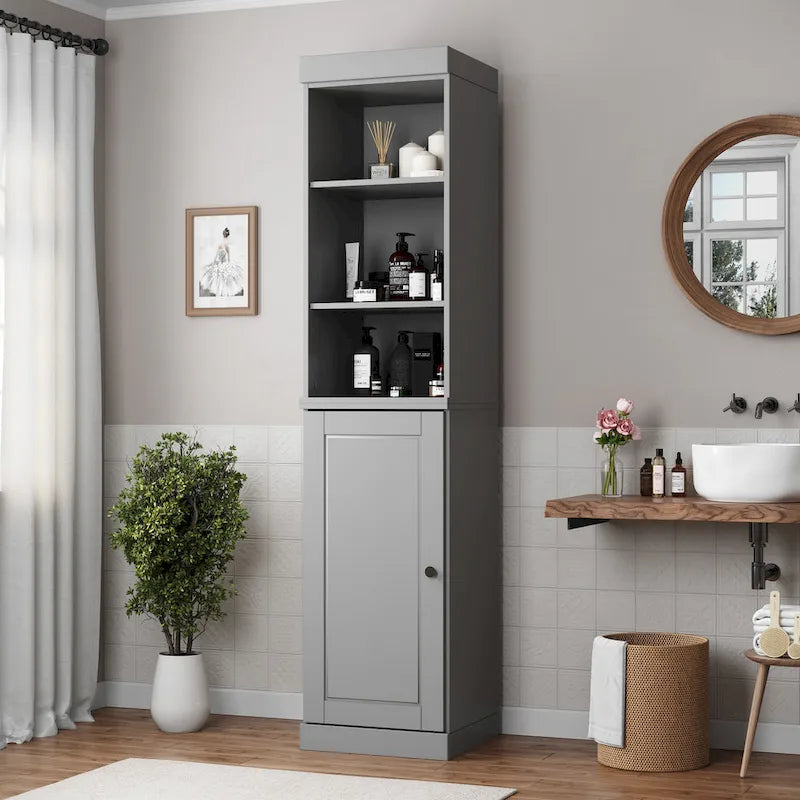 Armoire haute en bois massif avec étagères réglables et portes à panneaux surélevés