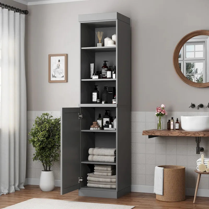 Armoire haute en bois massif avec étagères réglables et portes à panneaux surélevés