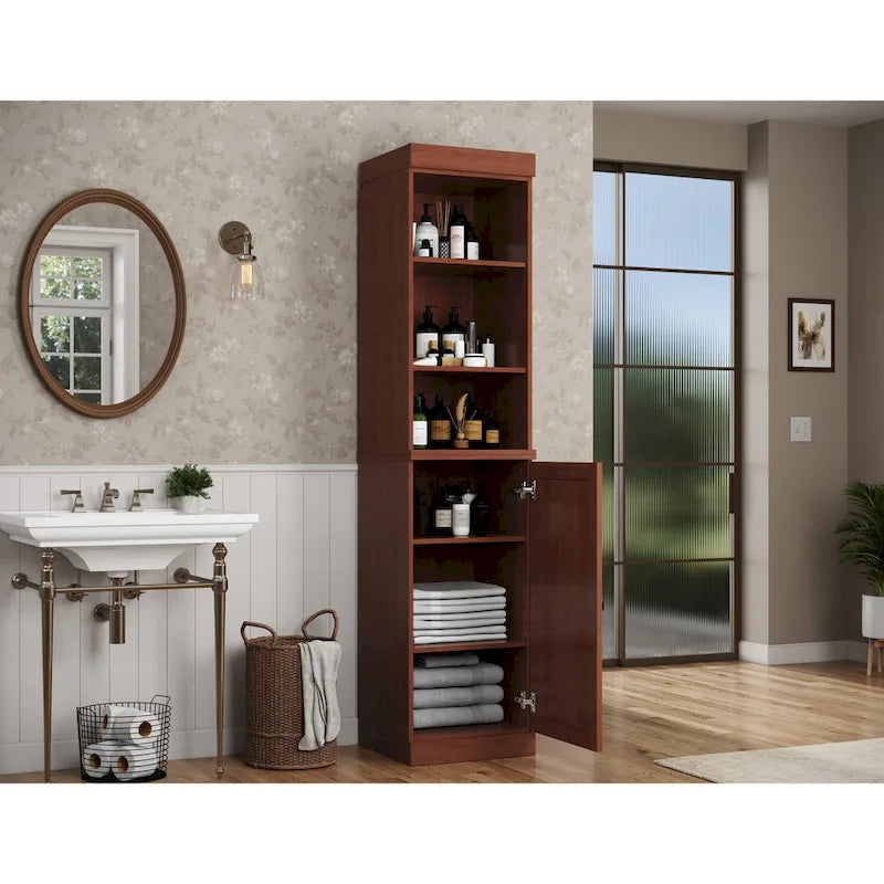 Armoire haute en bois massif avec étagères réglables et portes à panneaux surélevés