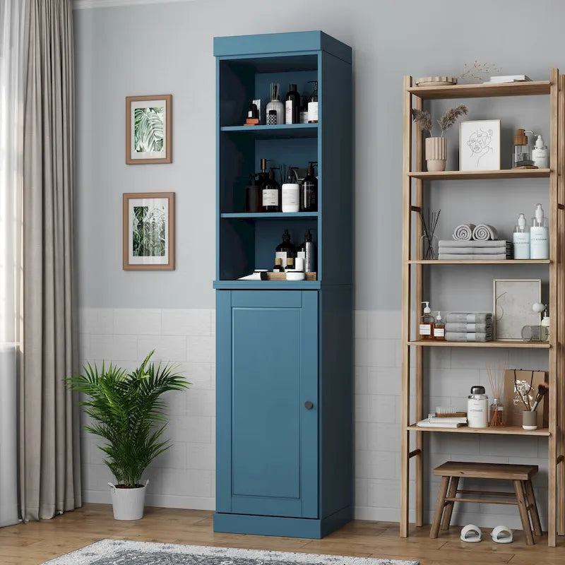 Armoire haute en bois massif avec étagères réglables et portes à panneaux surélevés