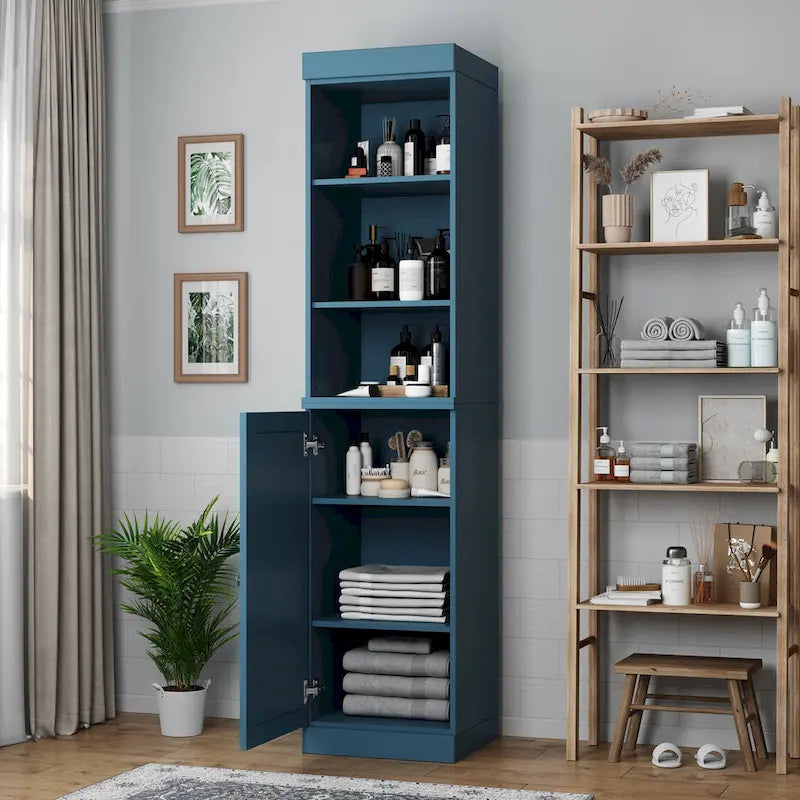 Armoire haute en bois massif avec étagères réglables et portes à panneaux surélevés